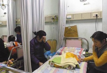 6个月女婴患罕见血管瘤 气管被堵塞母亲跪求手术