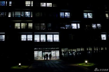 27.Vibe和家人站在医院外