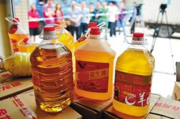 散装油勾兑出名牌食用油 造假者称自己也吃