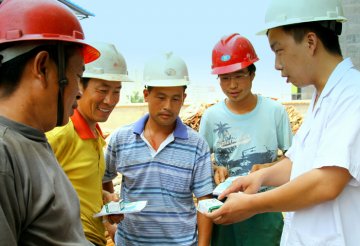 淮北：社区将防暑降温送进工地 送到农民工手中