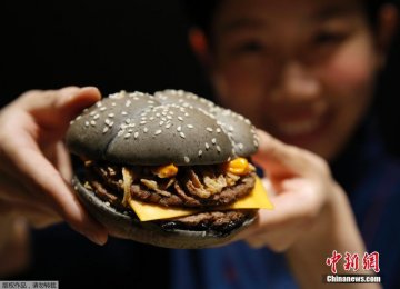东京麦当劳推出万圣节“黑暗汉堡”