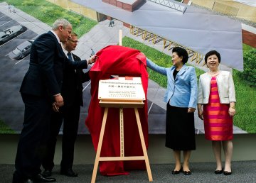刘延东等出席捷克赫拉德茨-克拉洛韦大学医院中医中心揭牌仪式