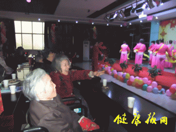 医院动态：“巾帼志愿者” 情系敬老院