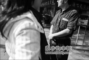 男子怕热一年四季只穿短袖衫