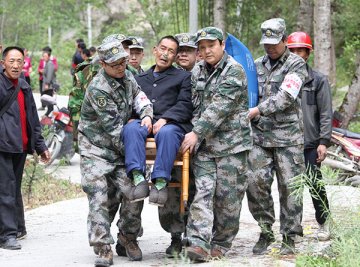 军医大山顶上用木椅抬下心衰老人