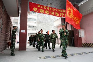 汶川前线：生死路上，他们带来希望