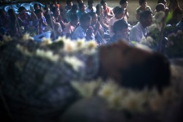 艾滋病患者Kyaw Naing Aung的葬礼上亲友们为其祈祷