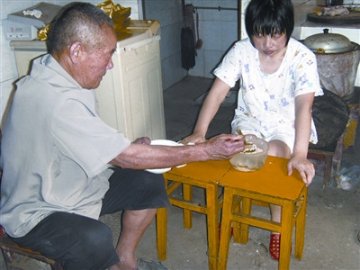 80岁公公照顾车祸受伤儿媳 帮其打洗脚水