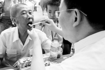 大学生下乡开展“健齿行”活动