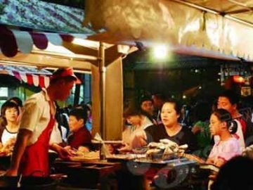 夏日美食陷阱多 大排档、小龙虾里的“秘密”