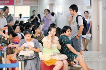 广州多家医院迎生育高峰 80后扎堆生龙宝宝