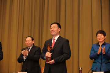 东阿阿胶传承人秦玉峰获山东省长质量奖