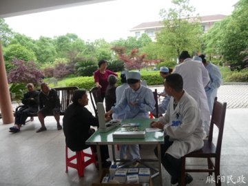 麻阳人民医院医护人员到光荣院义务巡诊