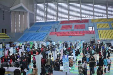 我校2013届毕业生生物医药专场供需洽谈会成功举行