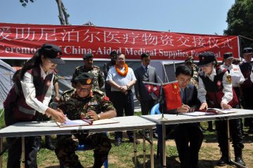 中国政府向尼援助医疗物资