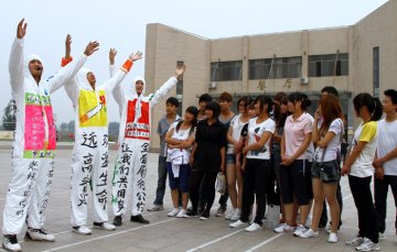 淮北卫校：“卡通学生”多彩多姿宣传吸烟危害