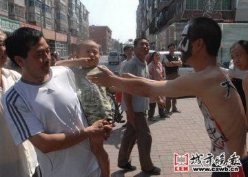 美容院让模特穿泳装上街宣传产品