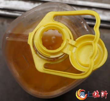 鲁花花生油惊现黄白色漂浮物