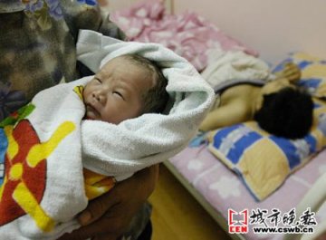 1.2米高母亲产下3.4公斤男婴