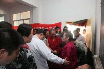 “朗视界、沐光明”公益义诊走进玉树