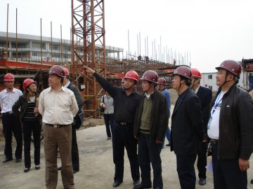 唐仲英科技楼建设工作领导小组视察唐仲英科技楼建筑工地