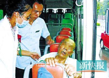 老人公交车发病昏迷 司机致电30次家属怀疑是诈骗