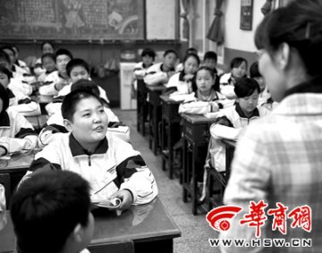 确诊植物人男孩重返校园 康复期间自学初一课程