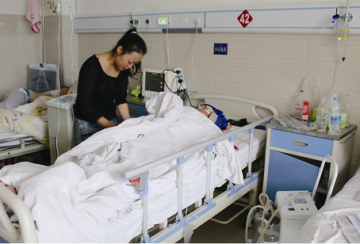 [人民日报]破解看病难，国务院半年放六招