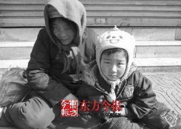 脑炎患儿街头乞讨 爷爷捡垃圾欲给其治病