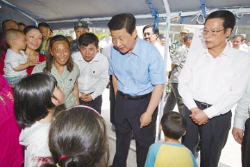 习近平在芦山地震灾区考察时强调：继续大力发扬伟大抗震救灾精神 妥善安置群众科学开展恢复重建