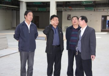 常延生副厅长在省荣复军人第一医院检查医院搬迁工程建设