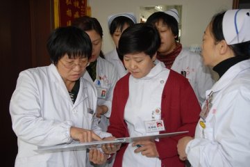山西医大二院举办“名医走进社区 呵护百姓健康”大型义诊活动