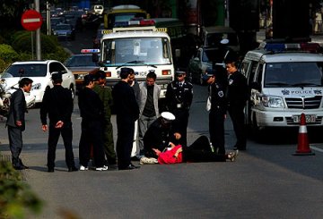 孕妇横卧深圳交通要道讨说法导致大塞车