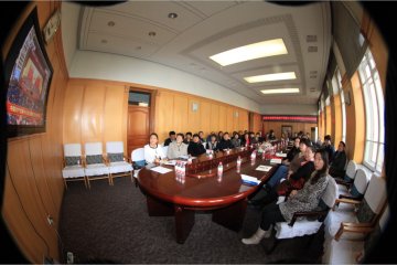 哈医大校党委理论学习中心组举行收看收听十八大报告专题学习会
