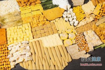 用特色食物拼成世界地图