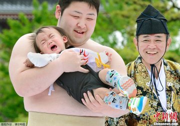 日本举行“宝宝哭”大赛 大胖子吓哭小孩子