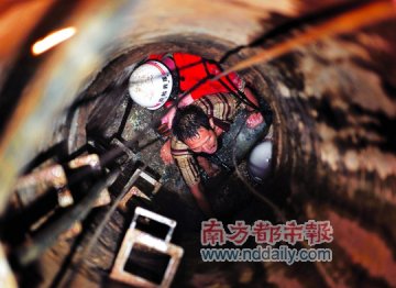 四工人戴防毒面具修理下水道中毒1死3伤