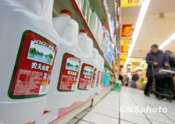 农夫山泉标准门折射瓶装水混乱 急需权威声音