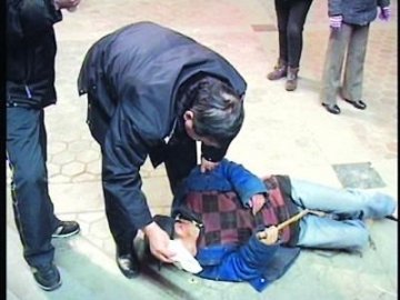 老汉超市内悄悄吞下麻团被噎住倒地