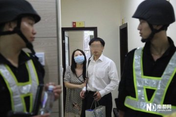 病房内的几对男女以及其家属均被控制并做笔录