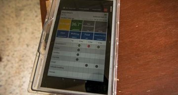 西非医疗工作者使用特殊防护的平板设备救援埃博拉病患