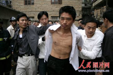 男子欲与女友同归于尽 警方从刀下救出人质