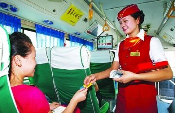 90后孪生姐妹当公交车售票员
