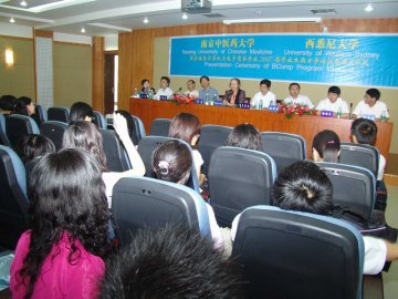 我校与澳大利亚西悉尼大学联合培养2007届计算机与电子商务专业毕业生澳方学位颁发仪式隆重举行
