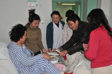 辽宁省人民医院领导拜年送饺子