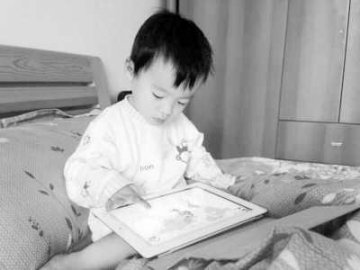 掌上电脑成孩子玩具 专家：手机比电视更伤眼