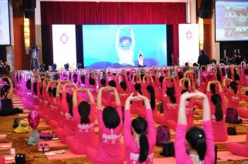 10场地853名孕妇同练瑜伽 刷新吉尼斯世界纪录