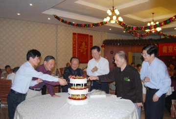 我校为离退休老同志集体祝寿