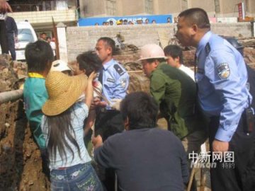 民工被钢筋从后颈插入嘴中穿出