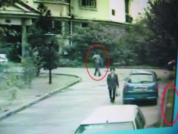 女子进小区遗弃残疾女婴遭监控拍下